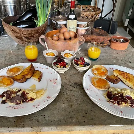 לינה וארוחת בוקר L'escampe 3*