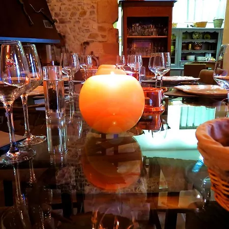 לינה וארוחת בוקר L'escampe 3*