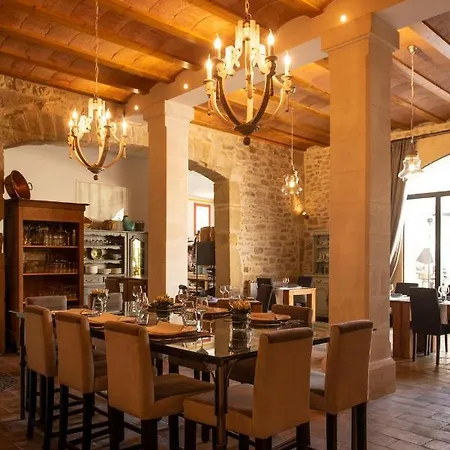 L'escampe לינה וארוחת בוקר